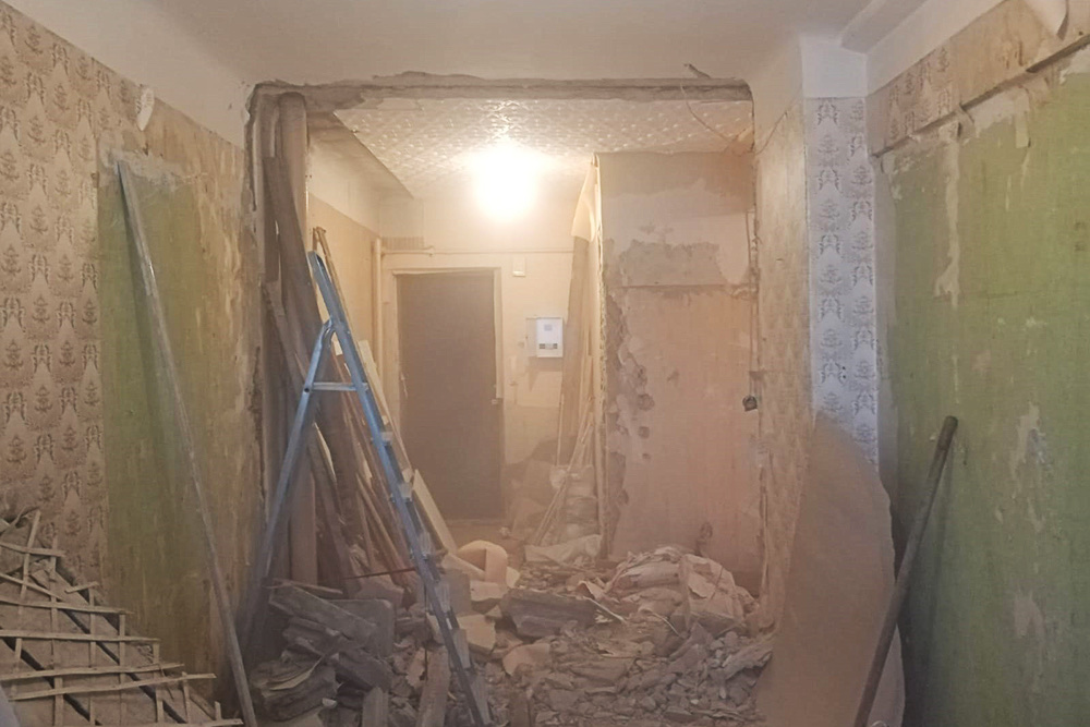 Очистка стен от старой масляной краски и штукатурки