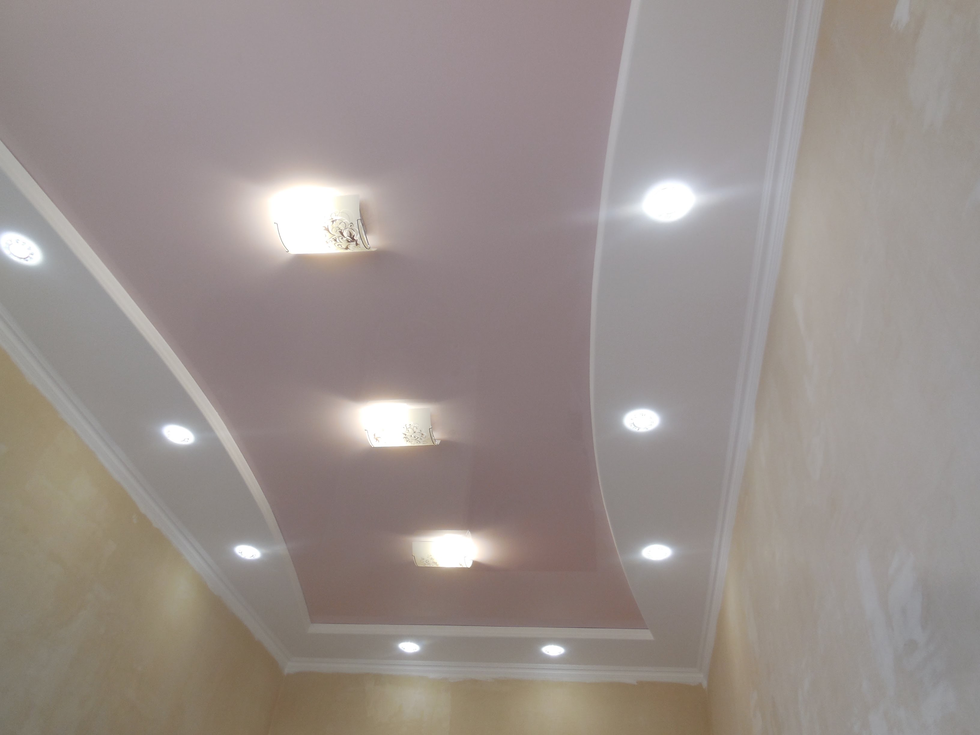 Ниша под ТВ с декоративными полками