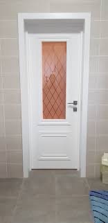 Межкомнатная дверь с черной матовой фурнитурой