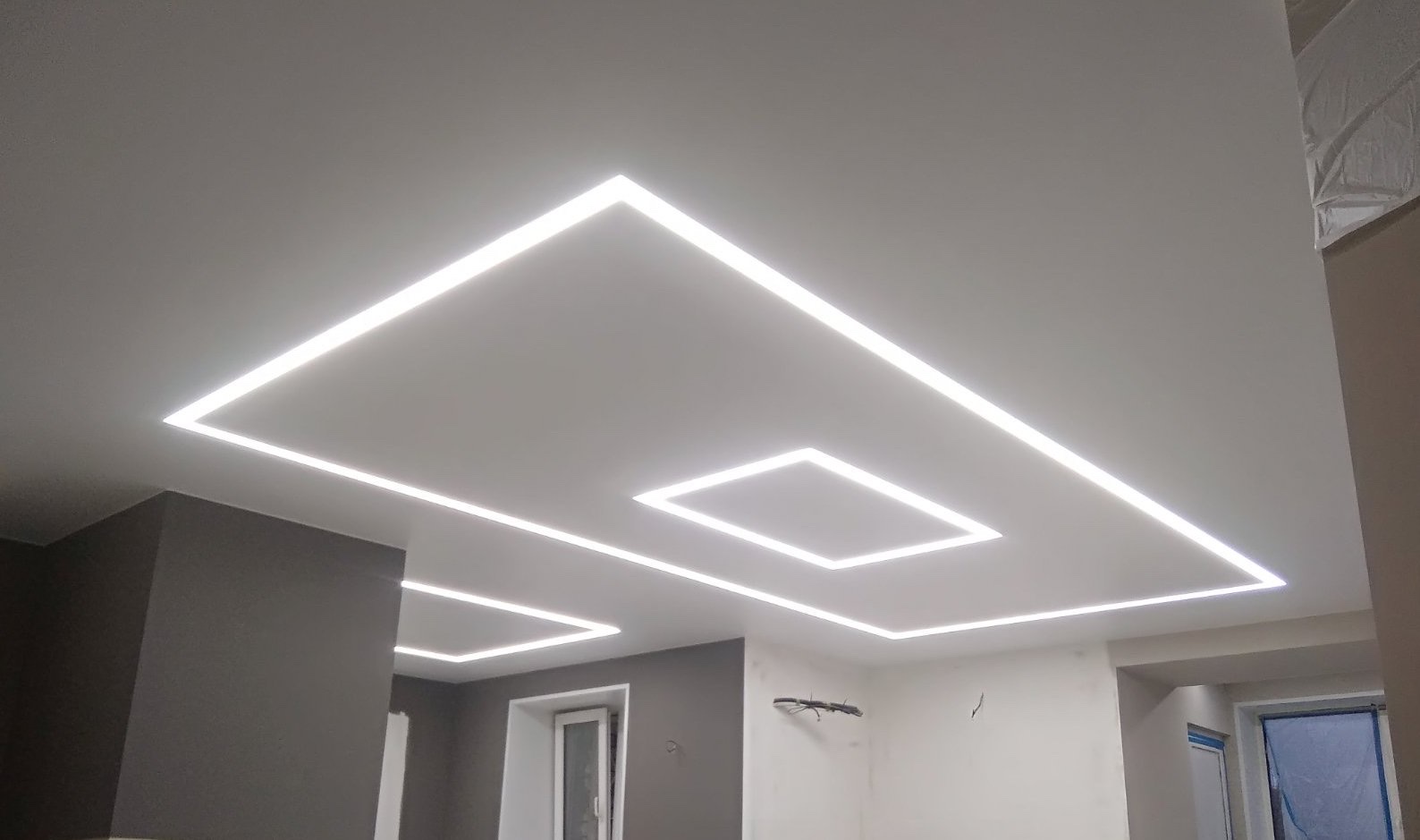 Монтаж натяжного потолка с подсветкой