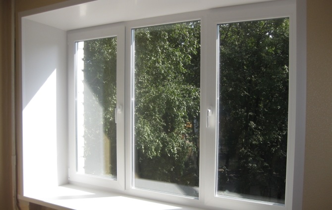 Готовый откос из белой сэндвич-панели