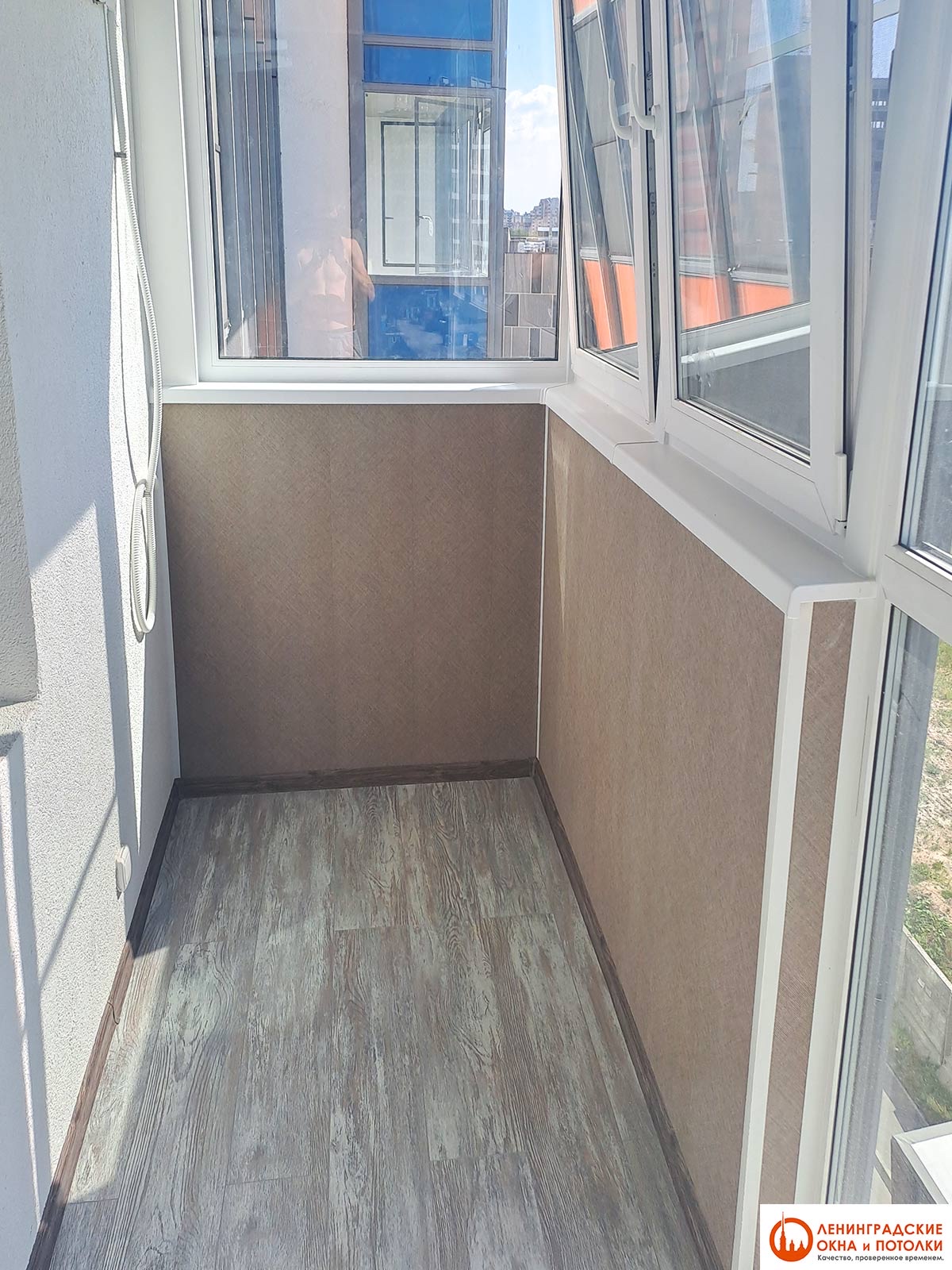 Ламинированные окна под дерево в коттедже