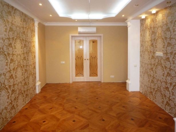 Аккуратная подрезка обоев у багета