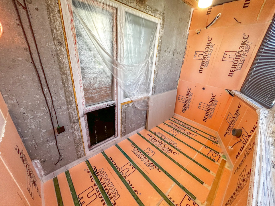 Отделка балкона ламинатом и декоративным кирпичом