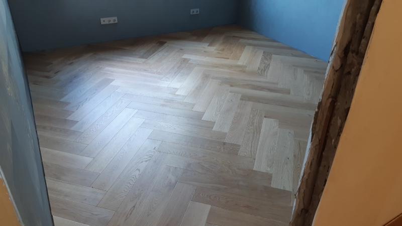 Установка МДФ плинтуса с запилом под 45 градусов