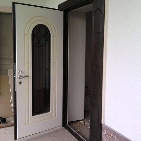 Дверь с зеркалом и надежными замками