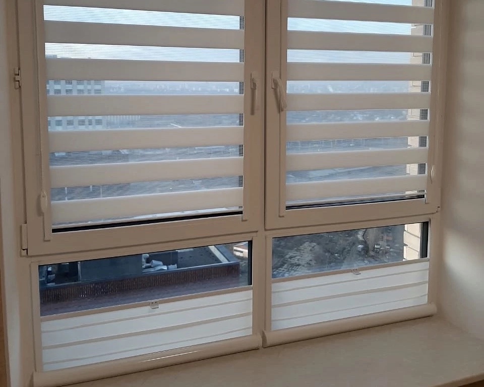 Рулонные шторы UNI на пластиковом окне